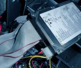 电脑黑屏不再慌：手把手教你高效诊断与解决的完整教程