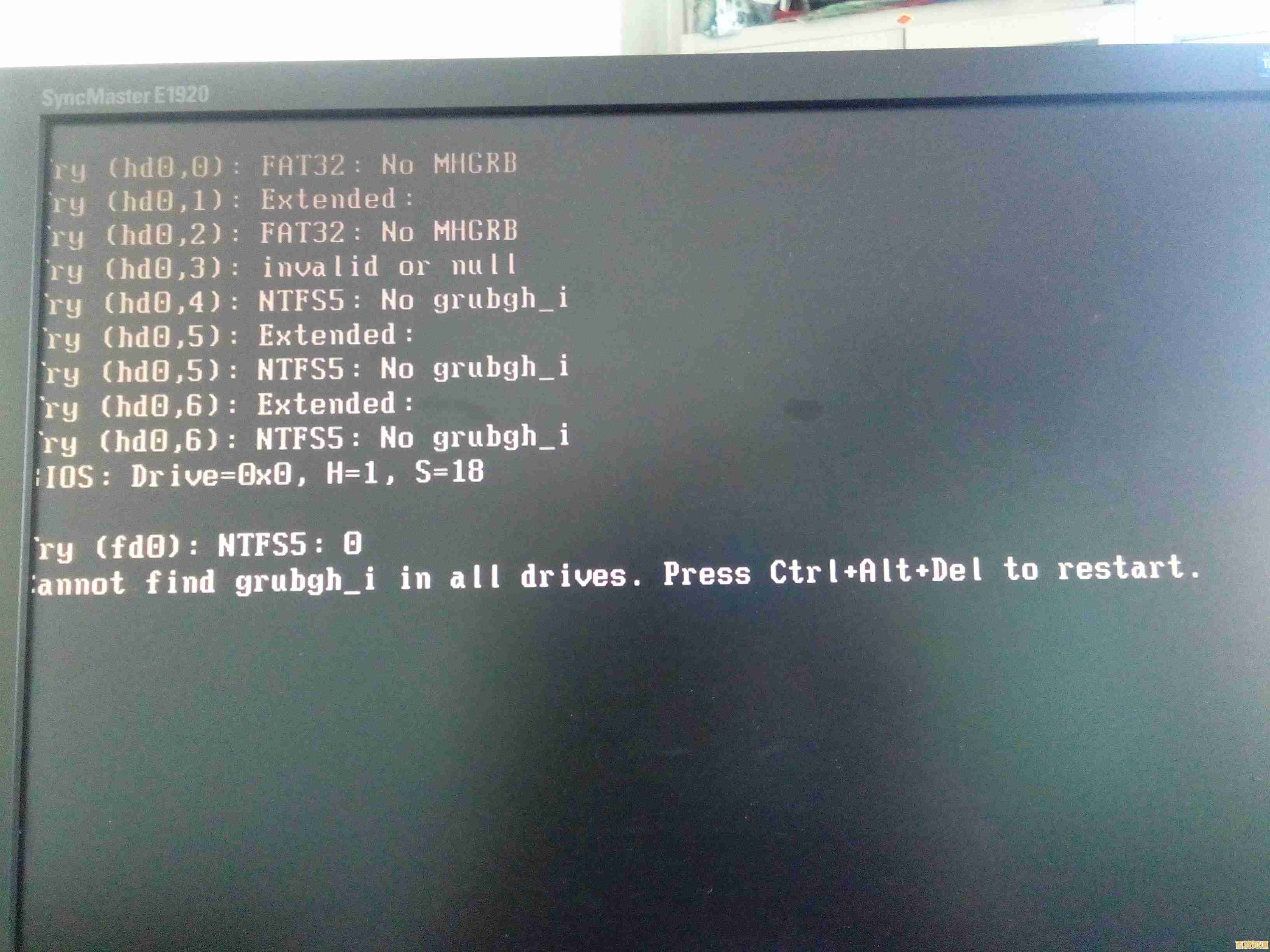 电脑显示器黑屏别慌张，小鱼教您轻松排查与修复黑屏问题